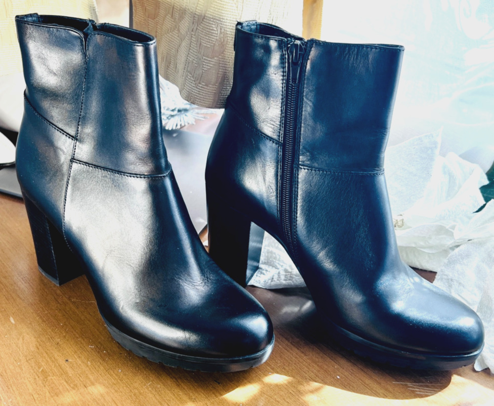 Coach & Four Real Leather Zip Boot Size 8 1/2 Women Black Booties Perfect Chunky